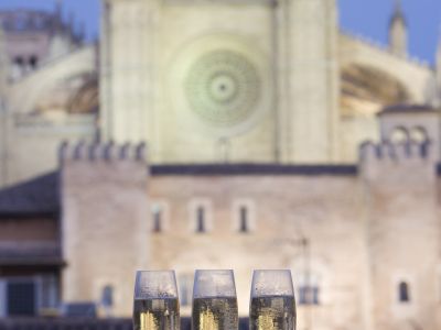 Happy New Year im Hotel TRES – mit Cava und dem Blick auf die Kathedrale La Seu in Palma de Mallorca.