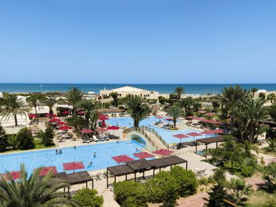 Außenanlage mit Meerblick des Club Aldiana Djerba Atlantide.