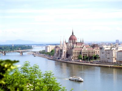 Das malerische Budapest an der Donau mit Parlamentsgebäude.