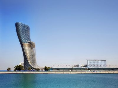 Der Capital Gate in Abu Dhabi ist ein Multifunktions-Tower. Er wurde bereits im Guinness Buch der Rekorde als der am stärksten geneigte Turm der Erde aufgenommen.