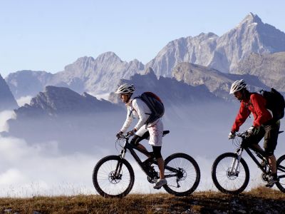 Biken auf dem Faloria-Berg in der Cortina d'Ampezzo Region.