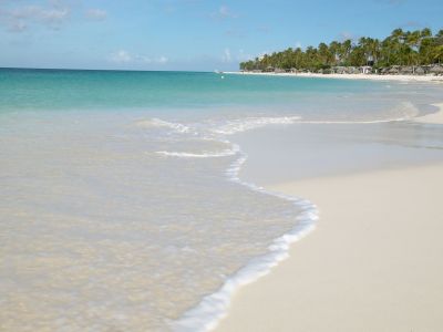 Der beliebte Strand Eagle Beach auf Aruba ist besonders durch sein klares und glitzerndes Wasser und die vielen Wassersportangebote sowie die anderen touristischen Angebote.