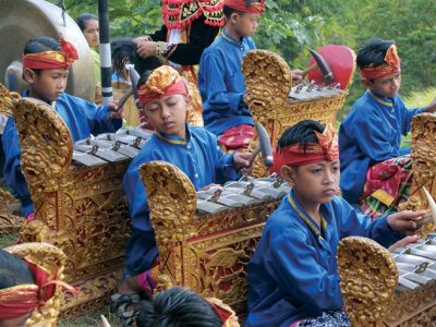 Bei traditioneller Gamelanmusik auf Bali schwingen Gongs und Metallschalen