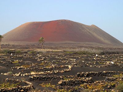 Über 100 Vulkankegel prägen die Landschaft der Insel Lanzarote.