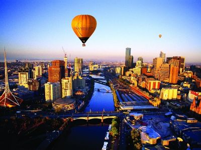 Heißluftballon über der Skyline von Melbourne.