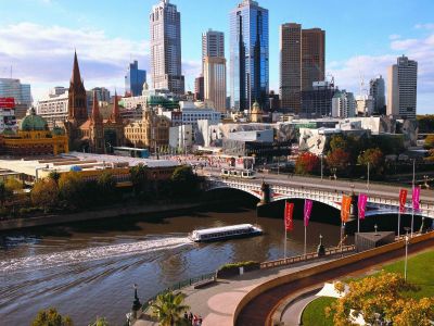 Die Skyline von Melbourne mit dem yarra river.