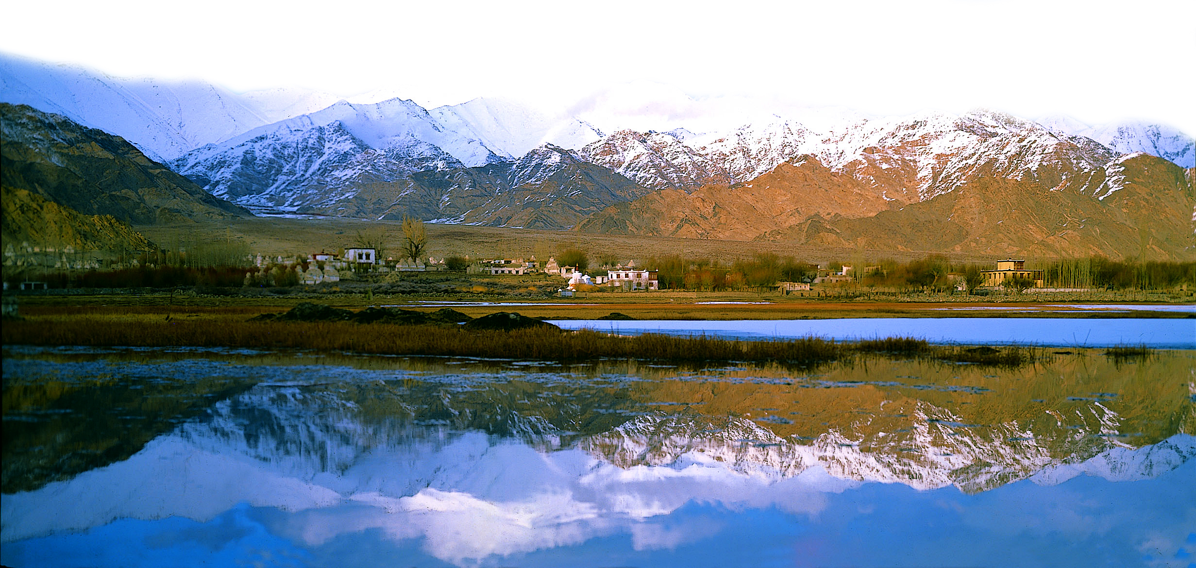 Himalaya-Panorama im nordindischen Bundesstaat Ladakh