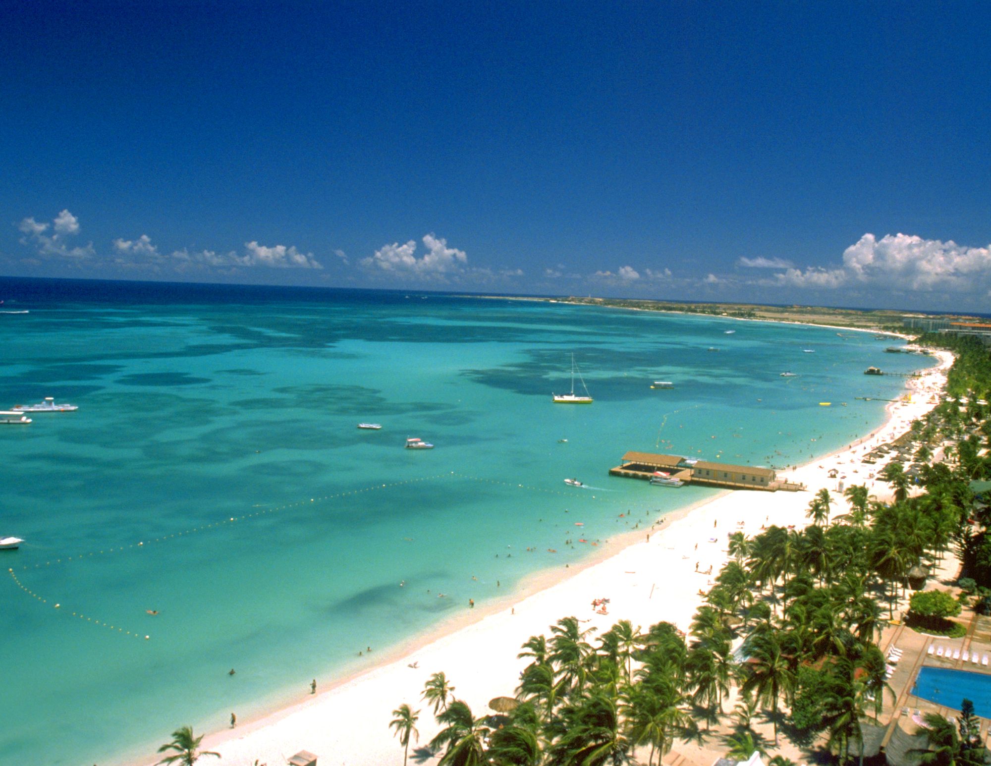 Der 3 km lange Palm Beach auf Aruba lockt Schwimmer, Schnorchler und Romantiker gleichermaßen.