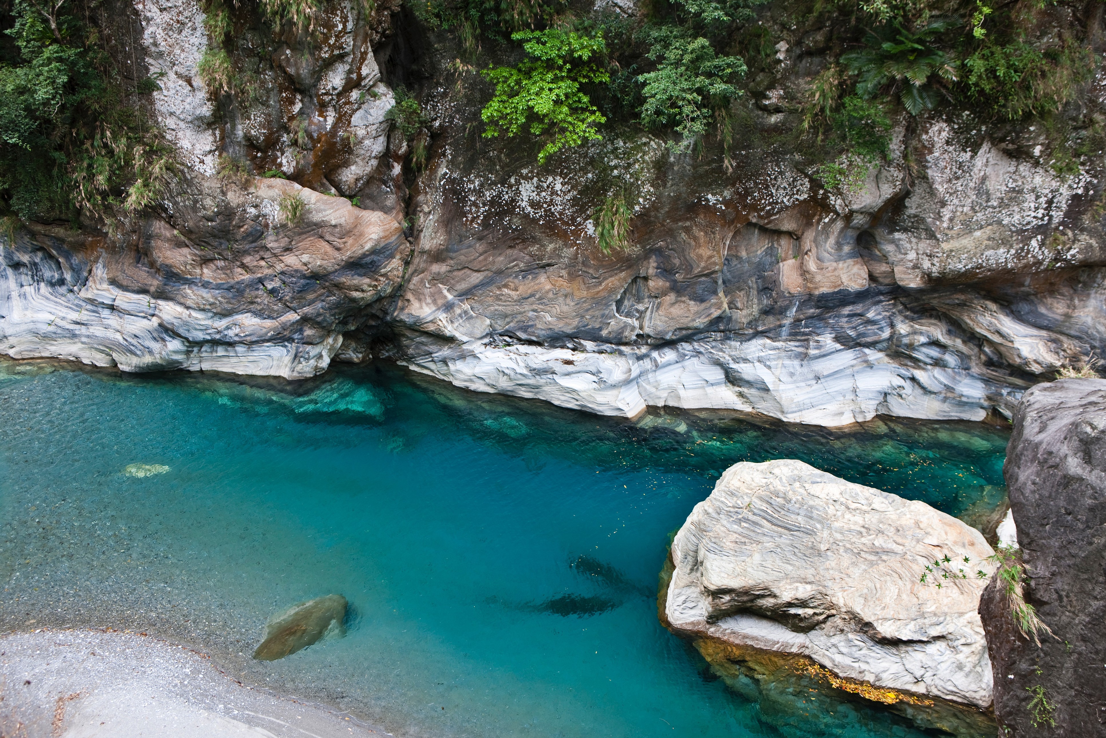 Der Taroko Nationalpark, im Osten Taiwans, mit seinen Marmor- und Granitbergen bzw. Felsen, Wasserfällen aus Gesteinsspalten, Hängebrücken und vielen weiteren Naturattraktionen, ist besonders durch seine 19 km lange Taroko-Schlucht