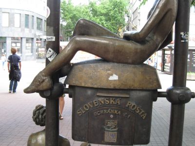 Statue von zwei Mädchen auf einem Postkasten. Bratislava.