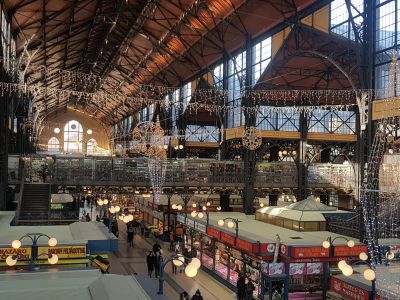 Große Markthalle an Weihnachten. Budapest.