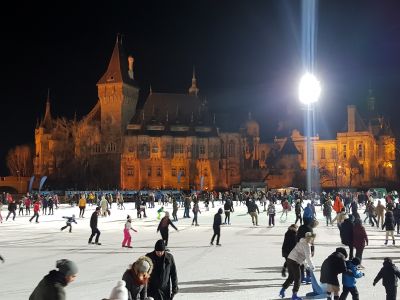 Eisbahn an der Burg Vajdahunyad. Budapest.