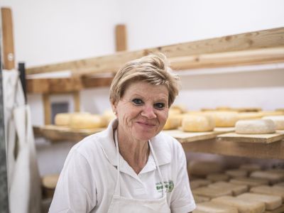 Der Südtiroler Biokäse von Lydia Petrunder ist bei ihren Hausgästen äußerst gefragt. Derzeit haben sie auf dem „Roter Hahn“-Mitglied Bio-Petrunderhof in Villnöss sechs verschiedene Sorten zur Auswahl.