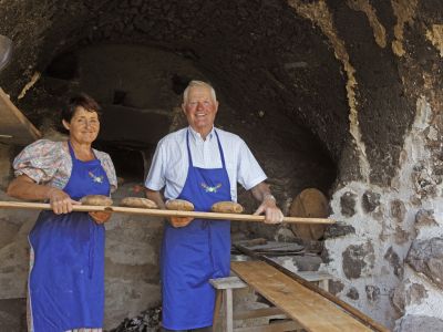 Die Premstallers vom „Roter Hahn“-Mitglied Botenhof im Sarntal backen am liebsten gemeinsam mit ihren Hausgästen Brot, darunter echte Südtiroler Schmankerl wie Vinschger Paarln