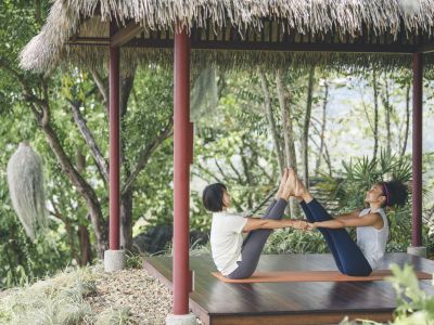 Im Yoga-Pavillon des Kamalaya Wellness & Sanctuary Holistic Spa auf Koh Samui/Thailand vertiefen Gäste wahlweise an drei, fünf oder sieben Tagen ihre Asanas mithilfe eines privaten Lehrers.