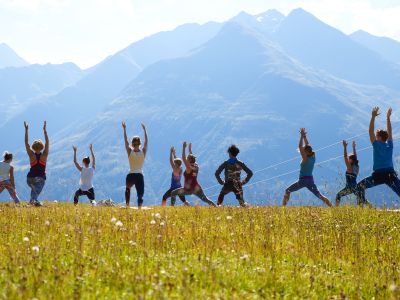 Die Kraft der Tiroler Berge spüren – beim Mountain Yoga Festival St. Anton am Arlberg von 1. bis 4. September 2022 sind Einsteiger ebenso willkommen wie erfahrene Yogis