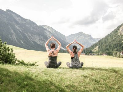 Bewegung mit Blick – als Top-Adresse für Sport- und Gesundheitsbegeisterte stehen im österreichischen Hotel Jungbrunn wöchentlich kostenlose Yoga-Sessions auf dem Programm