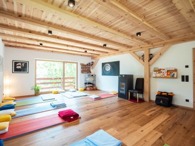Bäuerin Anna bietet für Gäste des „Roter Hahn“-Hofs Oberpiskoi in Villnöss/Südtirol regelmäßige Yoga-Stunden im Fitnessraum an.