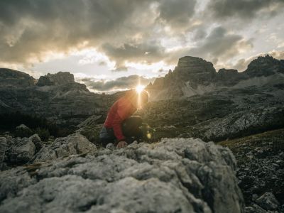 Bei Sonnenuntergang herrscht in den Südtiroler Dolomiten nahe des Naturhotels Leitlhof eine ganz besondere Stimmung, die Bergliebhaber im Rahmen von geführten Wanderungen erleben können.