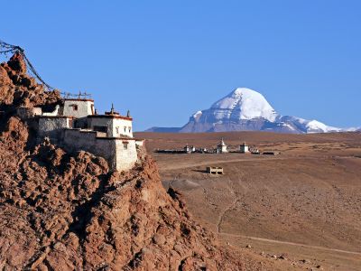 Vom Chiu Kloster eröffnet sich ein weiter Blick über die tibetische Hochebene und den Heiligen Kailash.