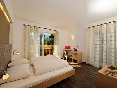 2011 eröffnet, bietet der „Gutshof Moser“ in Schenna Gästen exklusive Ferienwohnungen zwischen Apfelbäumen.