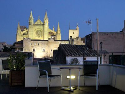 Unvergessen der Blick vom TRES auf die 109,5 Meter lange und 33 Meter breite Kathedrale La Seu in Palma.