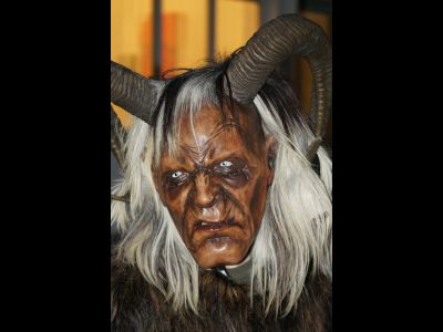 Gruselige Schale, weicher Kern – ein Krampus in St. Anton am Arlberg.