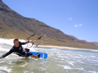 Playa de Famara: Für Kitesurfer und Wellenreiter.
