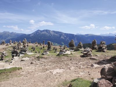 Die „Stoanernen Mandln“ – Kult-, Hexen- und Kraftplatz im Südtiroler Sarntal. Rundherum gibt es 30 Urlaubshöfe von „Roter Hahn“.