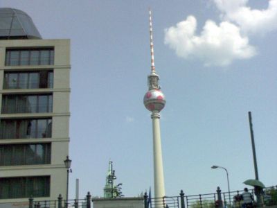 Der Fernsehturm von Berlin ist das höchste Gebäude der Hauptstadt. In den sechziger Jahren lässt die DDR-Führung den Fernsehturm errichten.