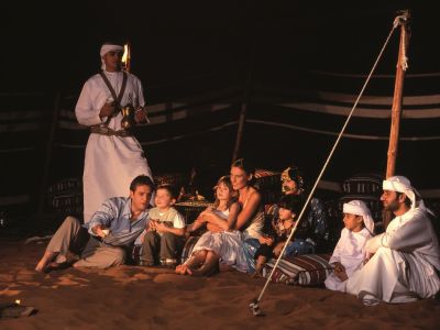 Zelt-Camping im Wüstencamp von Abu Dhabi ist ein Abenteuer für die ganze Familie.