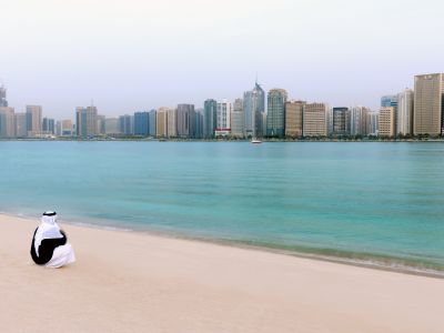 Abu Dhabi aufgenommen vom Breakwater Island und dessem Strand.