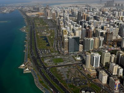 Abu Dhabi Skyline mit der stetig wachsenden Zahl von Wolkenkratzern.