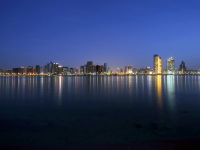 Abu Dhabi Skyline bei Nacht.
