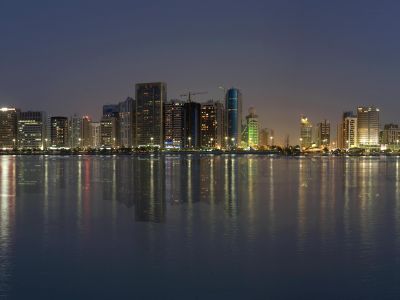 Abu Dhabi Skyline vom Meer aus gesehen.