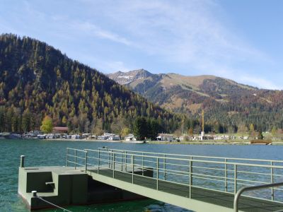 Der Achensee mit Bootsanleger.