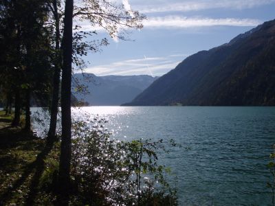 Der Achensee im Herbst mit Bergansicht.