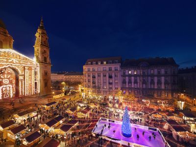 Adventsfest vor der St.-Stephans-Basilika in der Budapester Innenstadt.