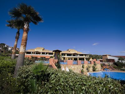 Außenbereich des andalusischen Strandclubs Aldiana Alcaidesa an der Costa del Sol.