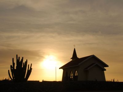 Die ursprünglich Mitte des 18. Jahrhunderts erbaute pittoreske Kapelle besitzt eine spektakuläre Lage über dem Meer.