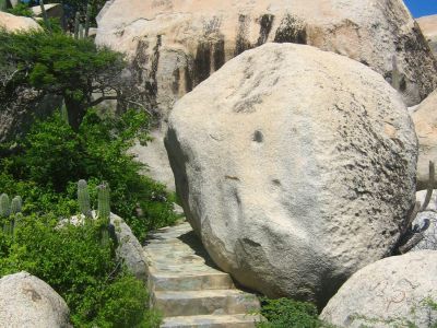 An den Ayo Rocks sehen Besucher aussergewöhnliche Felsformationen mit alte Felsmalereien der Ureinwohner.