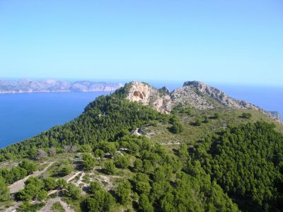 Der Aussichtsfelsen „Penya des Migdia“ im Nordosten Mallorcas.