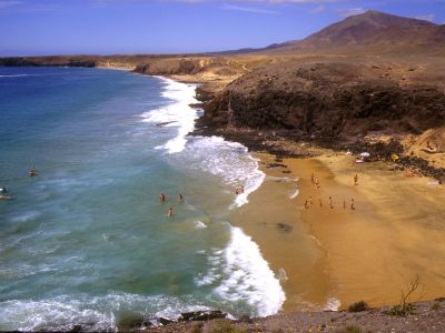 Auf Lanzarote gibt es einige malerische Badebuchten. Hier zu sehen sind die Strände von Papagayo.