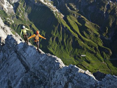 Balance-Akt am Weißschrofen in der Ferienregion St. Anton am Arlberg.