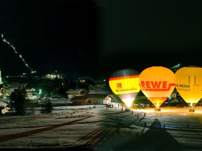 Highlight beim Internationalen Ballonfestival im Tannheimer Tal ist das Ballonglühen bei sanfter Walzermusik.