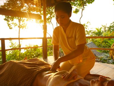 Die taoistische Bauchtiefenmassage Chi Nei Tsang gehört zu den traditionell asiatischen Behandlungen im Kamalaya.