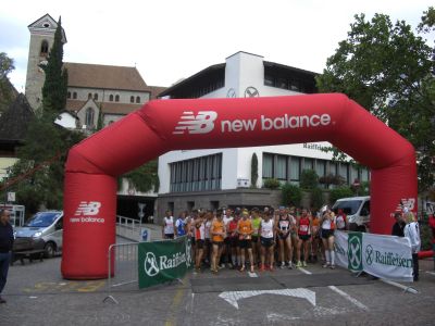 Start des alljährlichen „Internationalen Berglaufs Schenna-Meran 2000“ im Zentrum von Schenna.