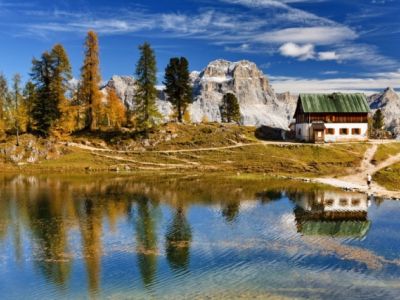 Traumhafter Herbst in Cortina d'Ampezzo, hier am Bergsee Federa am Croda da Lago.