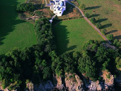 Bornholms Kunstmuseum, ein Ort der Begegnung von Kunst, Kultur und Natur, liegt bei den Heiligtumfelsen.