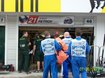 Boxengasse von Vitaly Petrov beim Großen Preis von Ungarn 2012 auf dem weltberühmten Hungaroring.